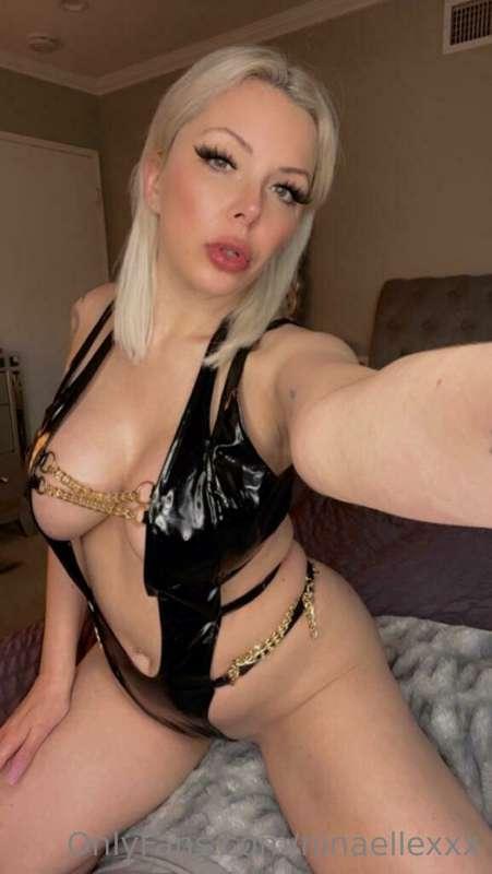 LATE NIGHT LATEX BUNDLE 😏Are you into Mommy wrapped in tight..