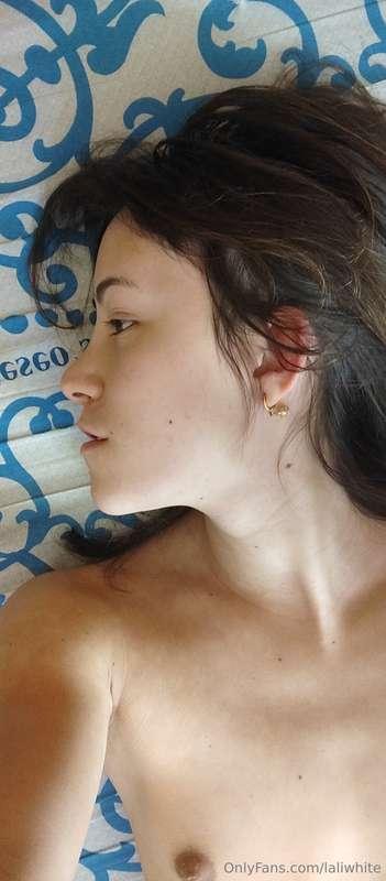 glancing over for a kiss... 💋