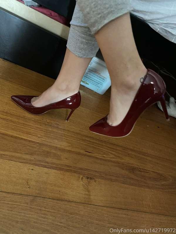 Dm me to kick off these heels babes 😘😍🦶🏼🥰