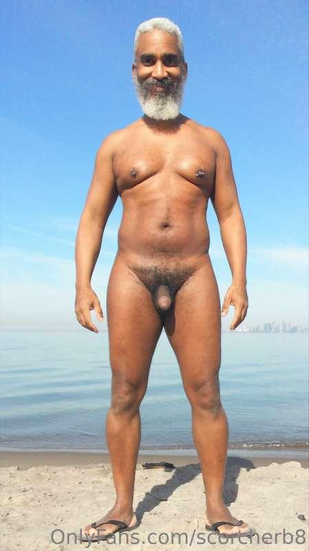 Flip Flop Friday!  #beard #musculardaddy #gay #feet #gaycrui..