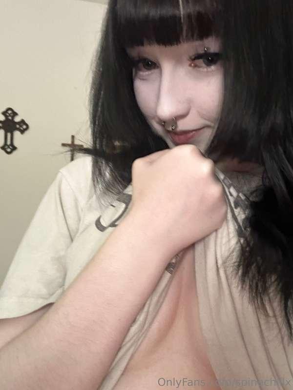 I know u wanna see underneath ;pHow’s ur Friday? Are you exc..
