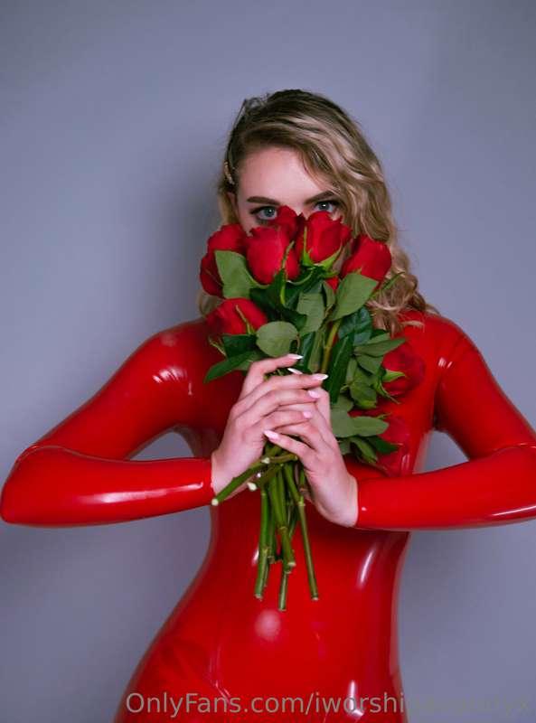 Feeling dreamy in My latex catsuit 🌹❣️