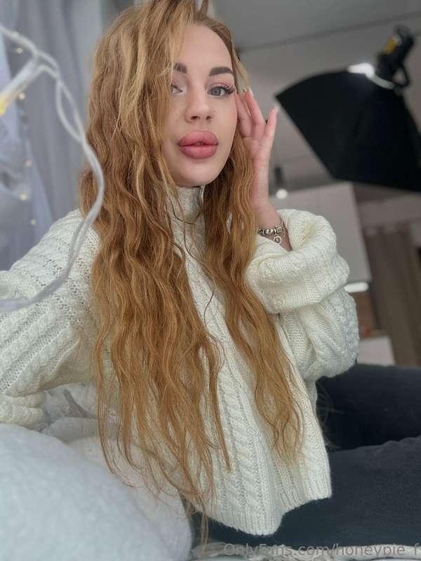 Cuddling up in this adorable white sweater! ☁️❄️ Embracing t..