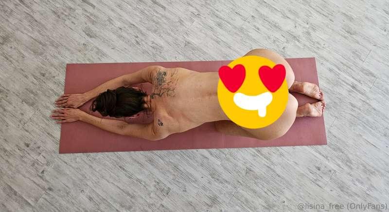 **NAUGHTY YOGA PHOTOS** 💦💦 Stretching my long almost naked s..