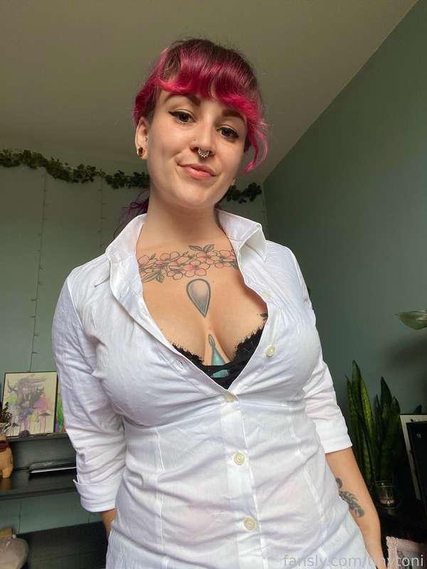 Wore this for a custom the other week and oh my GOD I really need to wear bras for content more often, that CLEAVAGE THOUGH 🥵🥵🥵

#cleavage #bra #tits #boobs #curvy #thick #tattooed #strip #striptease #alt #nonbinary #fyp