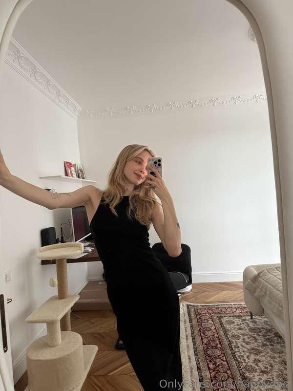 black dress is universal.🖤👗 It is suitable for any occasion ..