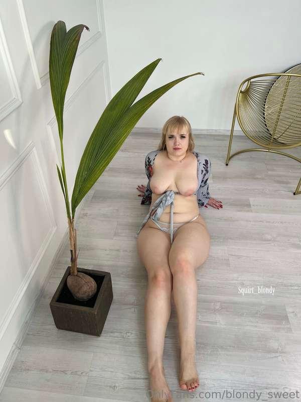 just me and the flower😁