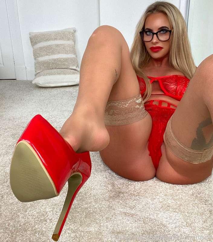 Good afternoon! A little bit of foot dangling?? 🍓