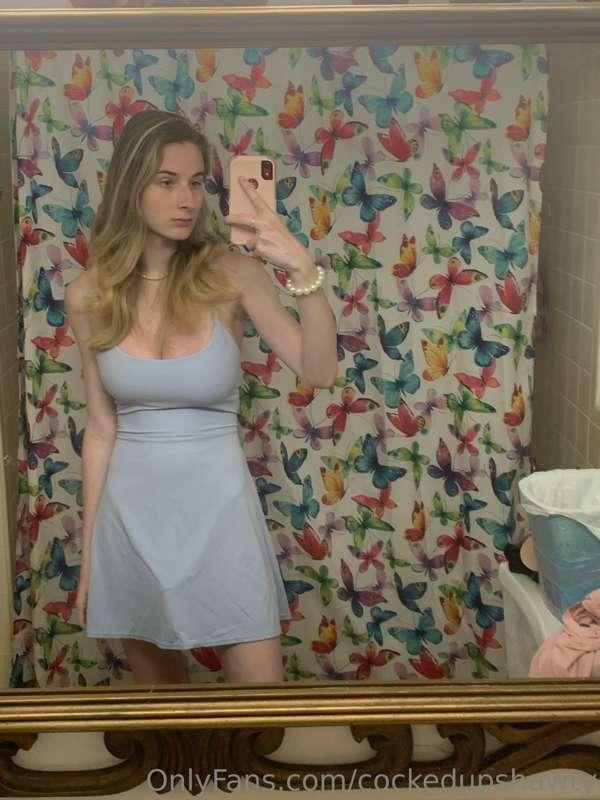 my boobs slip out of this dress so easily 😣