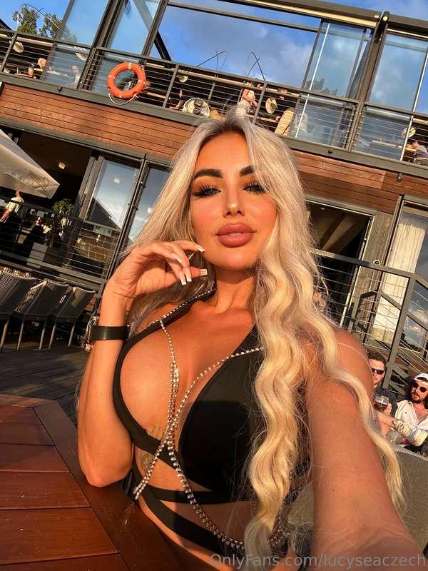 Pozval by jsi mě na drink, kdyby jsi mě takhle viděl u baru?..