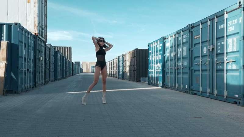 Julia Mamos - Containable :BTS