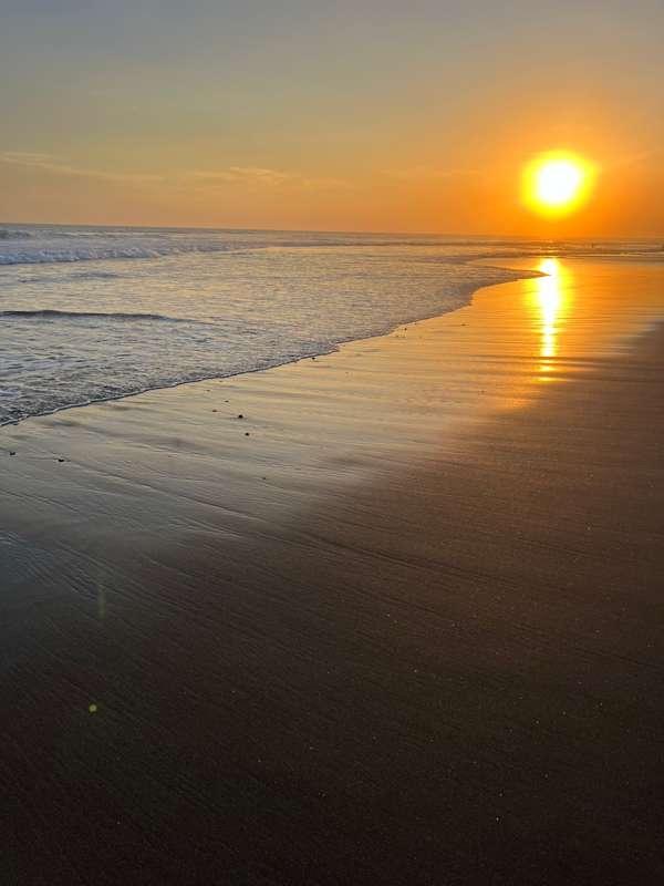 bali has the most beautiful sunsets 😍🥰🤩 hello Mama ocean 🫶🏼💦..