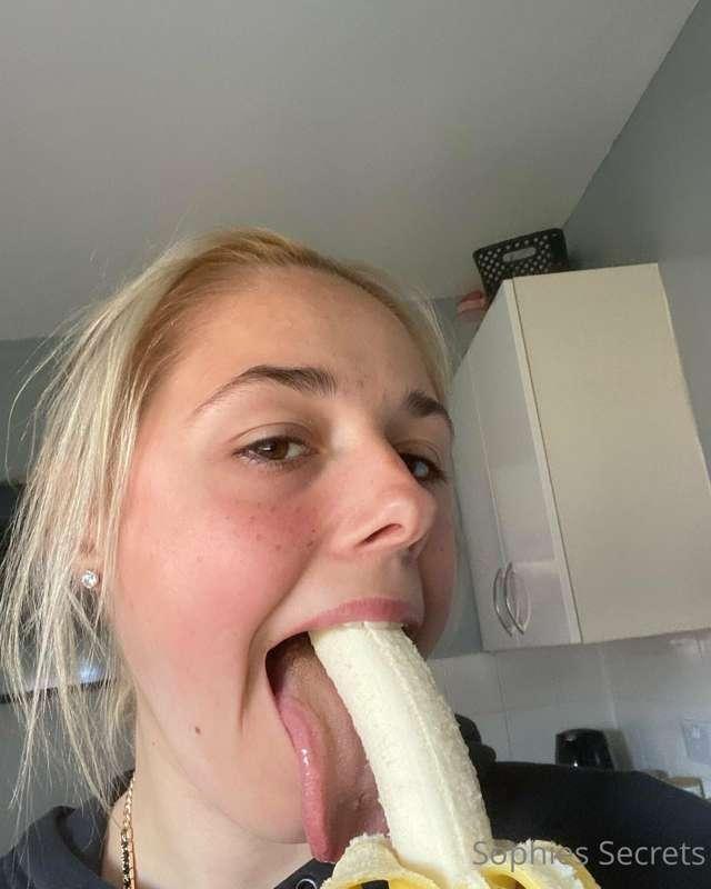 You like the way I suck on that Bannana tip me to see the wh..