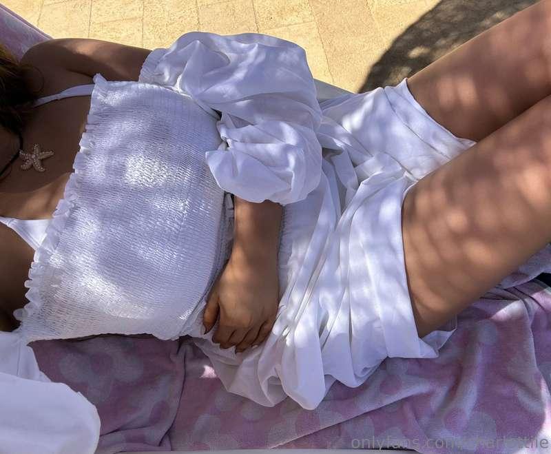 Do you like my cute holiday outfit? 🥥If your answer was yes ..