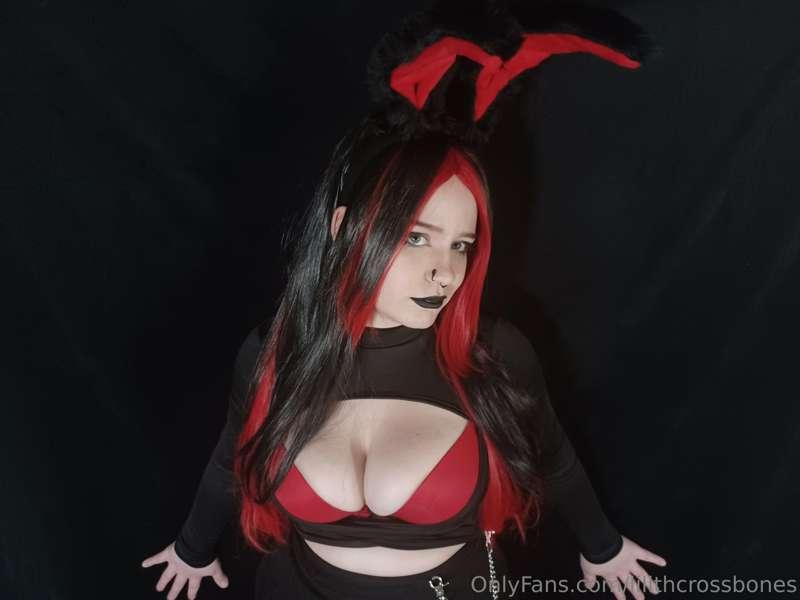 The naughty rabbit is here to play with you 😈