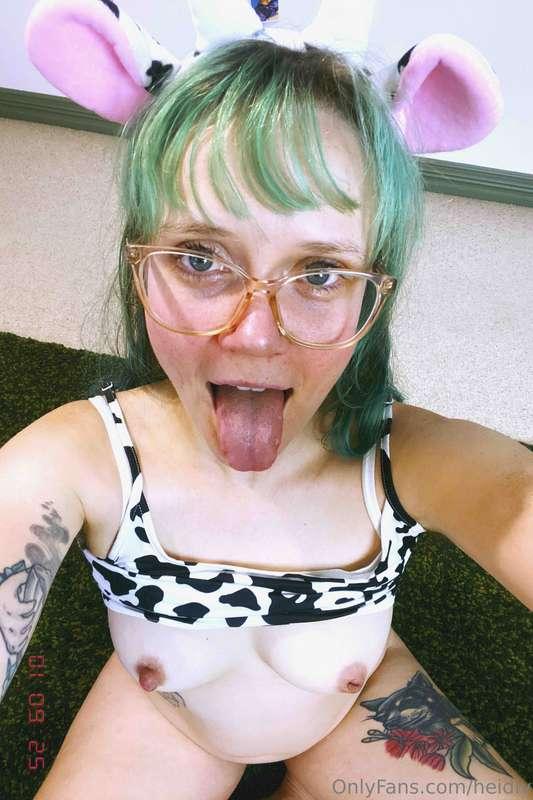 hucow needs to be used, don't be shy 🙈#tongue #boobs #tittie..