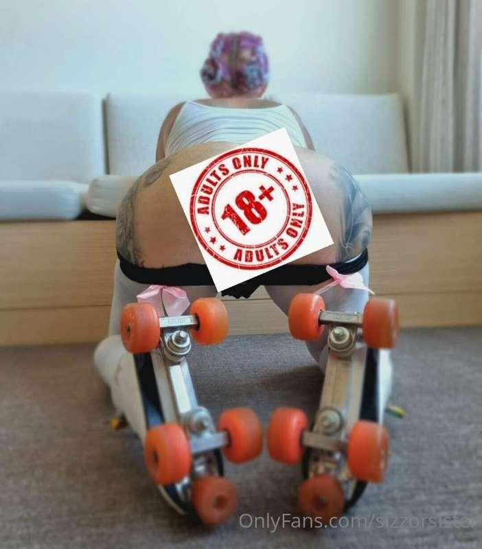 Wonna see what's in my ass??