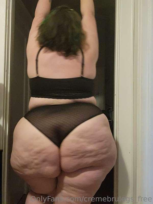I have so many blurry ass pics and no one to share with!