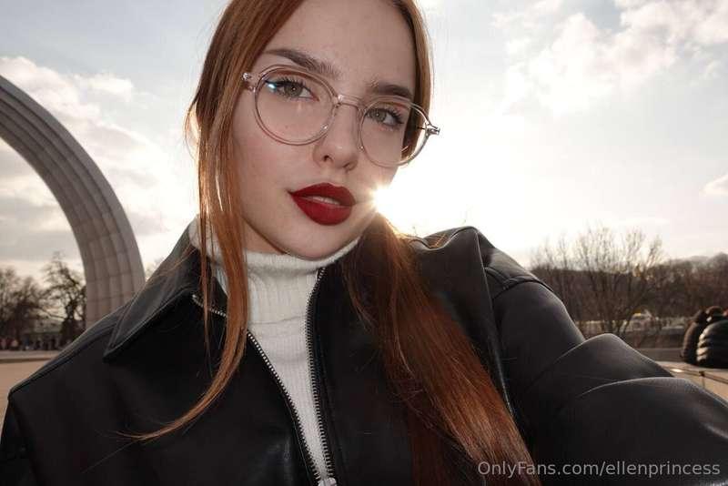 A woman with red lipstick never goes unnoticed, I think you ..