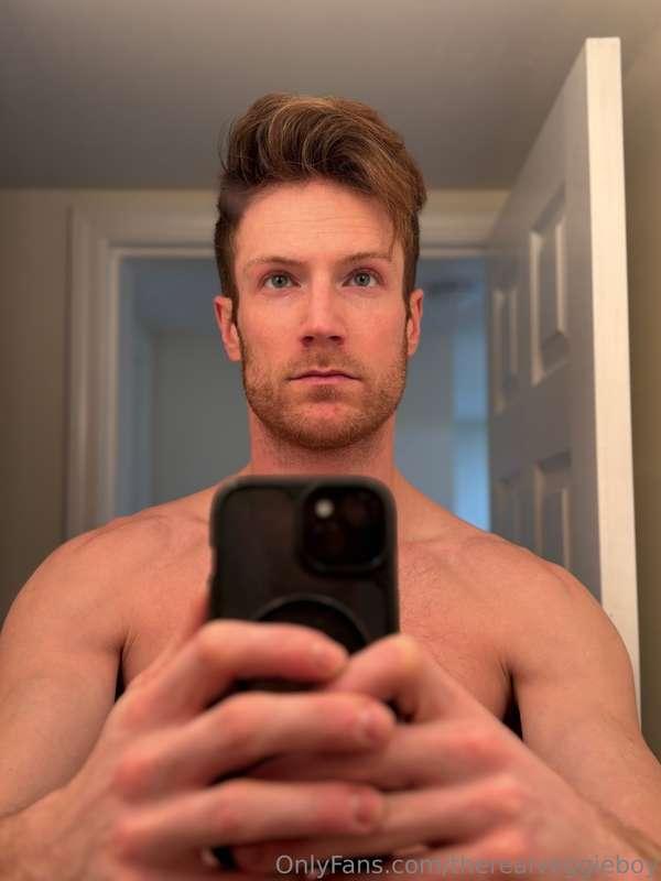 A little selfie shoot where the pictures get increasingly co..