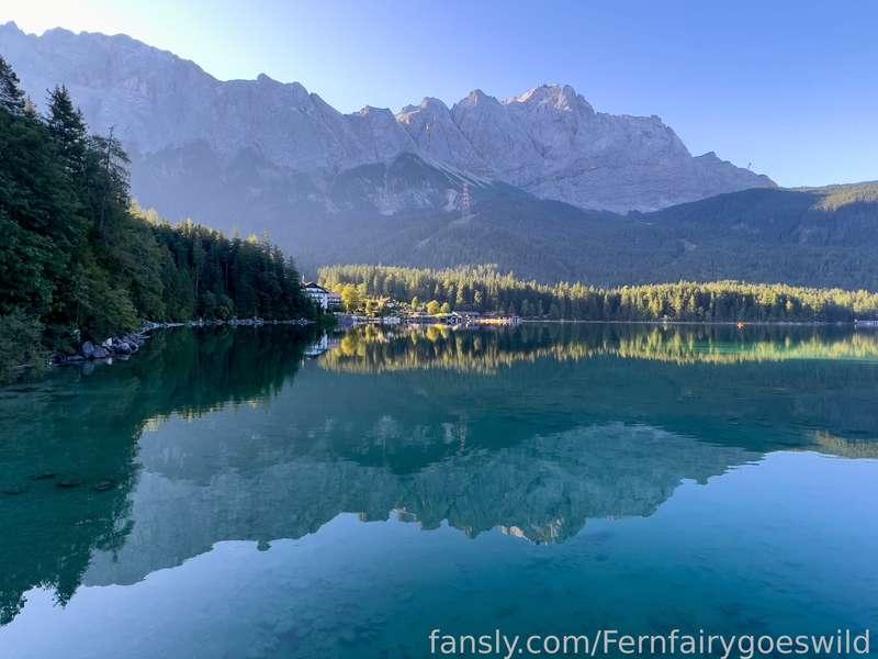 I arrived at this lake on the foot of the Bavarian Alps just after sunrise and before the masses of Tourists arrived and I found a reasonably quiet spot to get undressed to take a few nude photos .... Look at this reflection of the alpine panorama! 😍 after this I hiked up there into the mountains - a little clip of it is coming later. 😉

#fyp #publicnudity #classy #artistic #boobs #tits #natural #nature #outdoors #naturism #nudism 