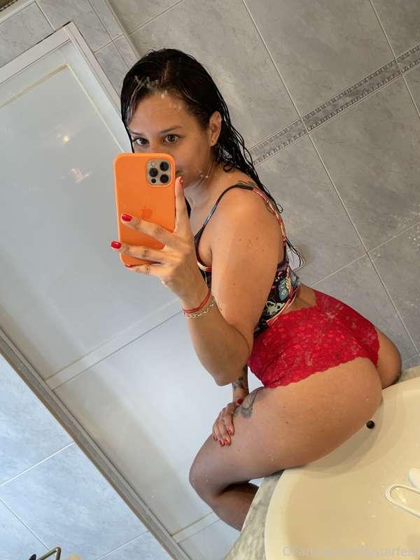 Me: Has a FOOT page
Also me: post booty pics😂