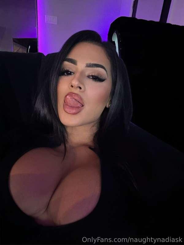 Do you tongue kiss with your eyes open or closed? 👅