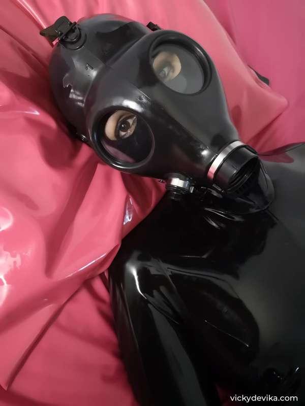 For my dear gasmask lovers, here's a selection of sexy gasma..