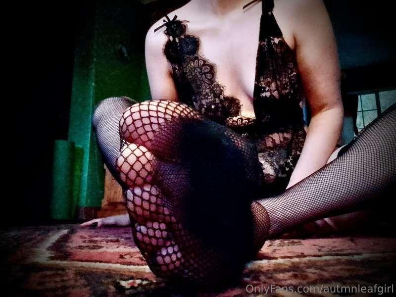 Had so much fun taking this pic, getting my toes all up in t..