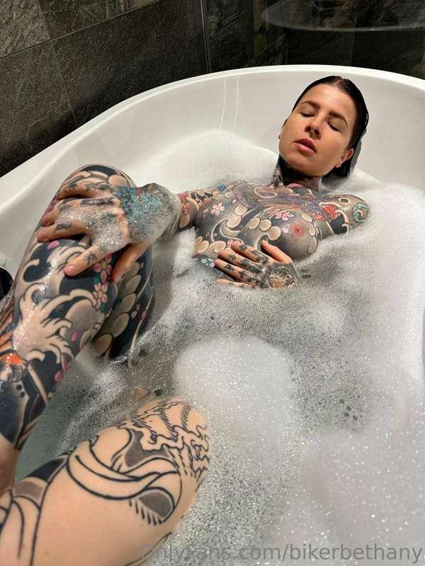 Yes, there's room for two in here 💦😈