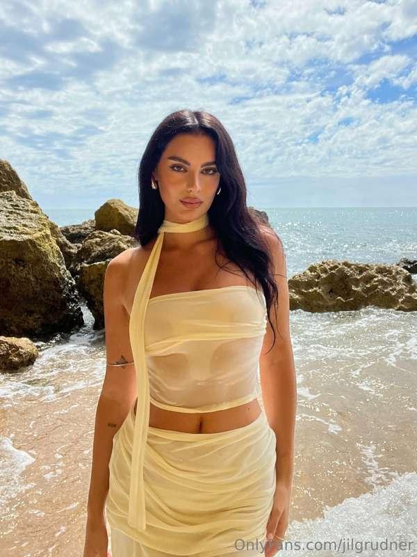 Sharing my beach vibe with you today🌴🤍