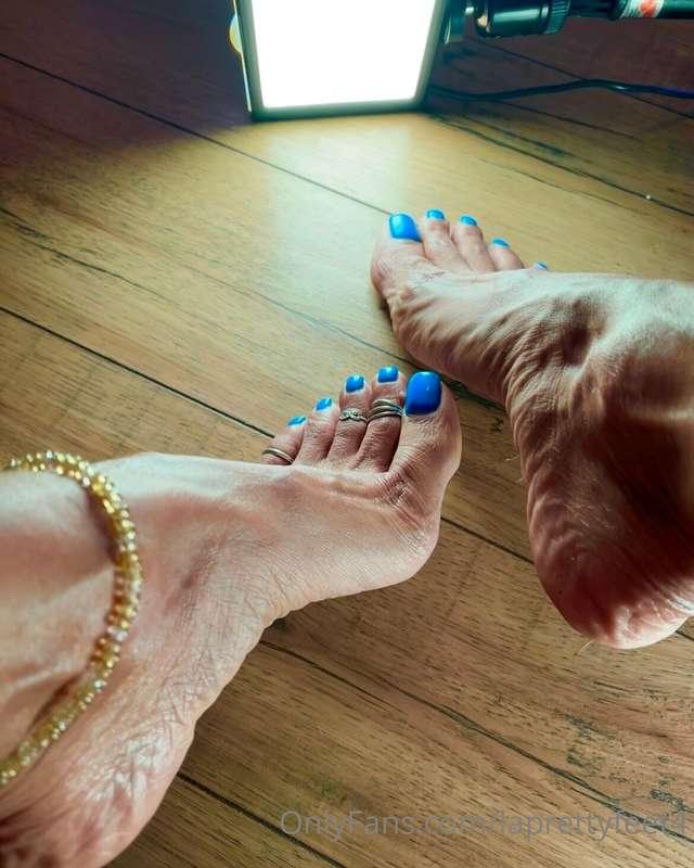 More arches, veins, shadows, appreciate the sexy curves👅 lic..