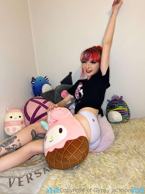I got a lot of new dildos to show youse how they fit in my t..