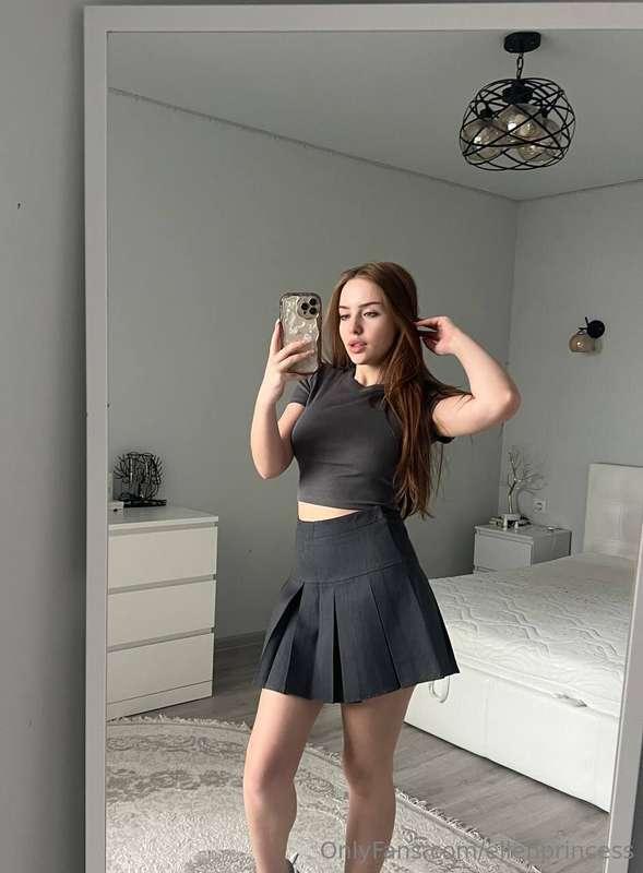 Does the skirt look nice on me? What colour suits me best?