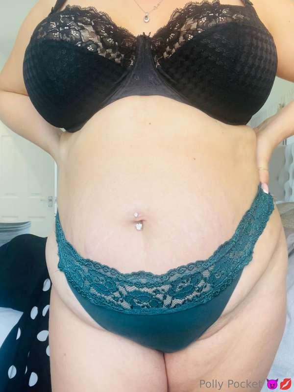 Like this pic if big bellies turn you on 😈