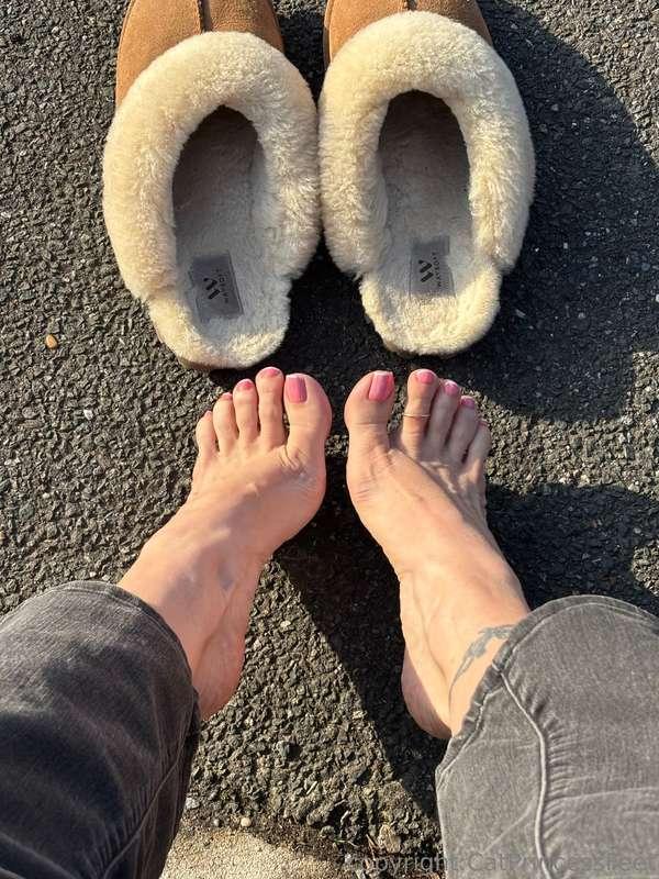 Furry slippers and french tips💥🙌