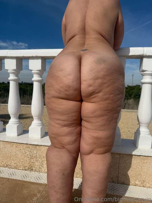 Do you like a big 🍑?