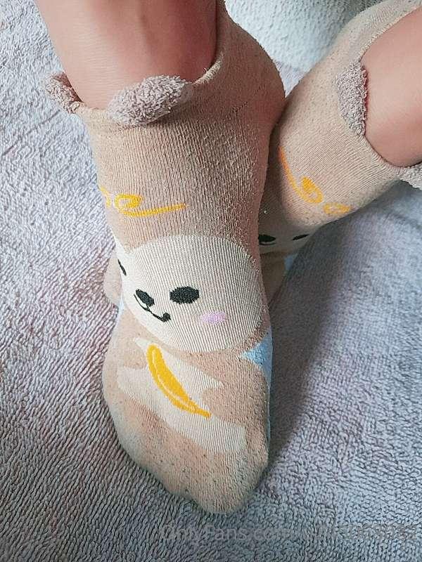 Con calcetitas de orejitas🐻🐻, me gustan mis calcetas y mas a..