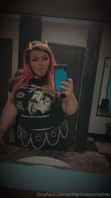 Selfies from tonight 🖤😘