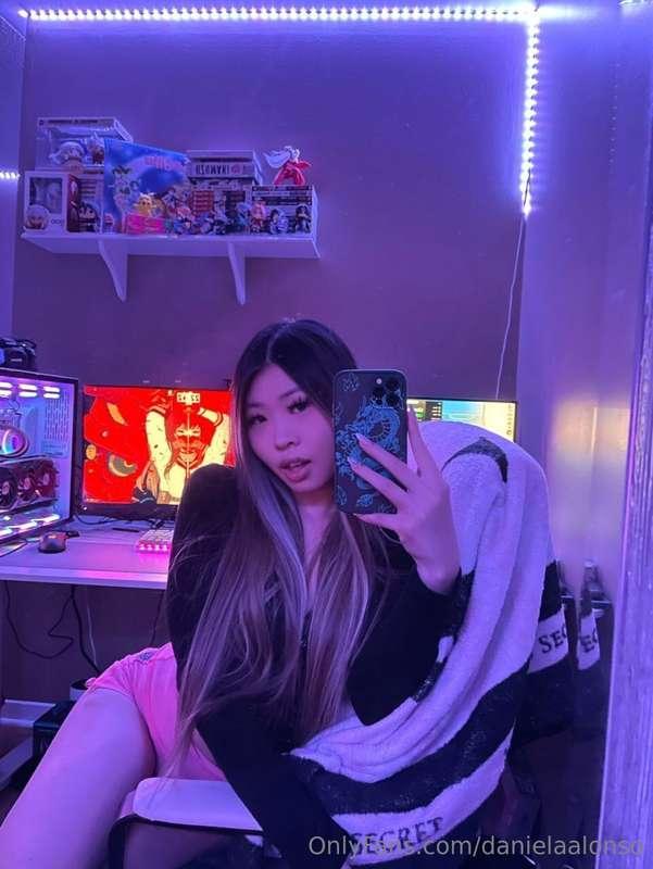 Asian cosplayer @tiffanybei loves to roleplay in bed🤭 Make h..