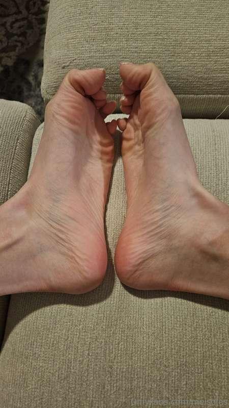 Happy new year from my perfect feet! I'll be replying to mes..