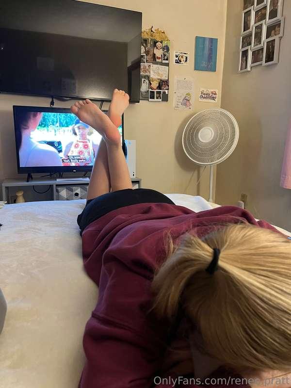 My first post! I think they call this “the pose.” 👣🥰 

Messa..