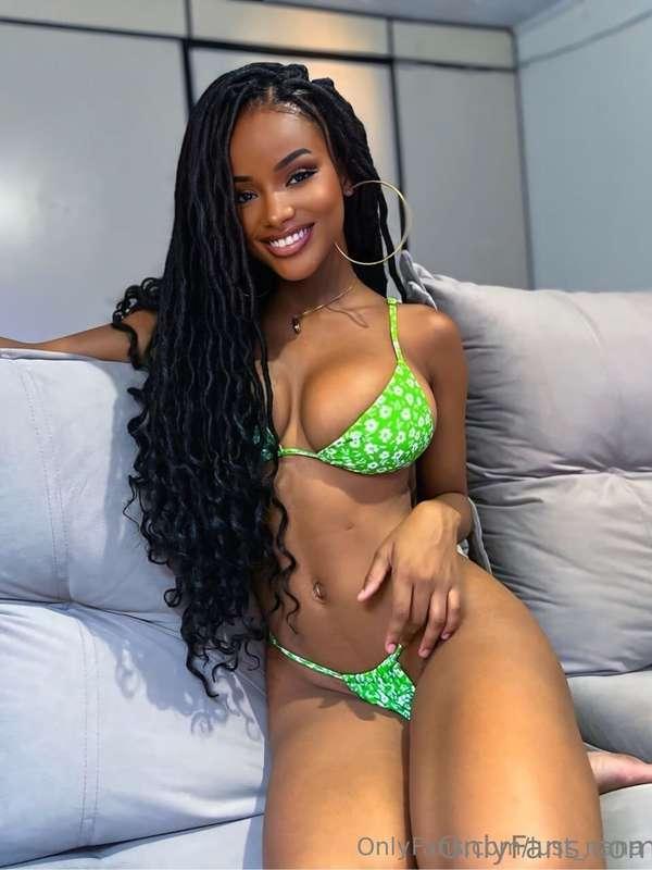 EXOTIC BABE @officiallarissa WITH SO SEXY BODY😍🌴🍫SHE HAS SUC..