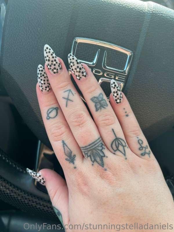 Happy MANICURE MONDAY!!!
Do you like my nails baby? 
Who wan..