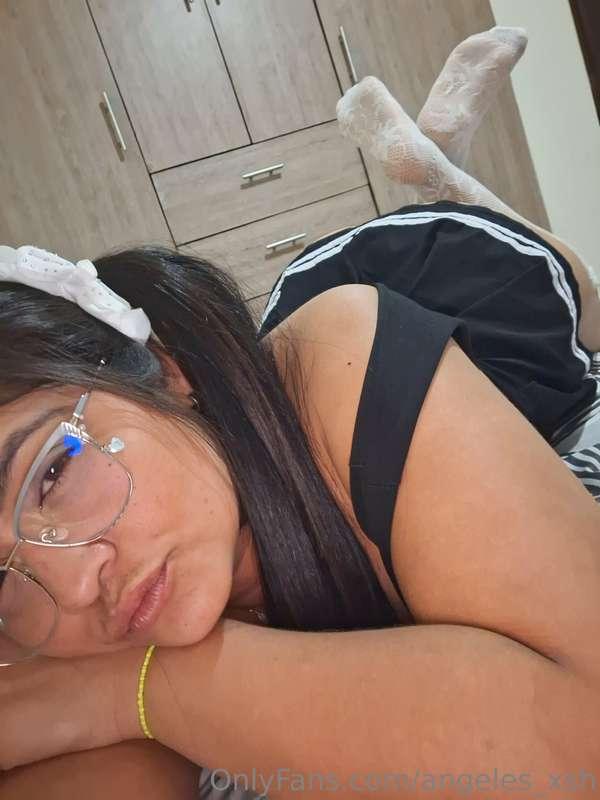 I'm here in my bed wanting to play with you daddy 😈😈