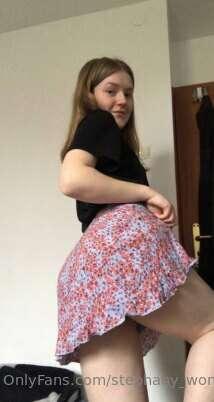 Oops, this skirt is so easily lifted up…

@little_wendy💕@lit..
