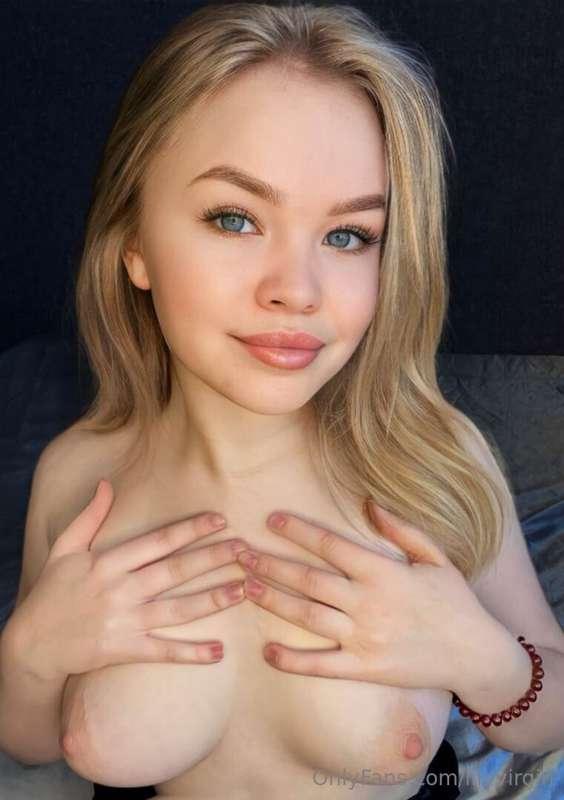 WEET-FACED GIRL @lips_lina 🔥  willing to be your submissive ..