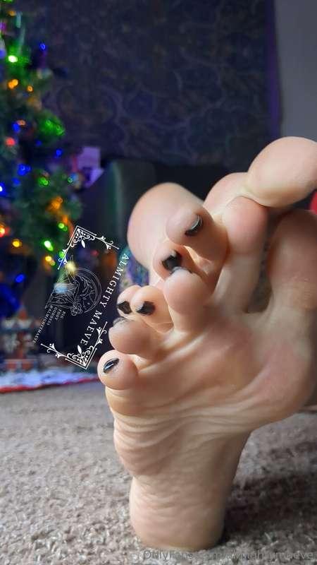 Rubbing and gripping My toes 🙃 