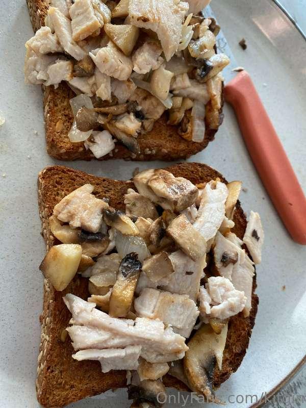 Turkey breast, mushrooms, and bread before work meals for en..