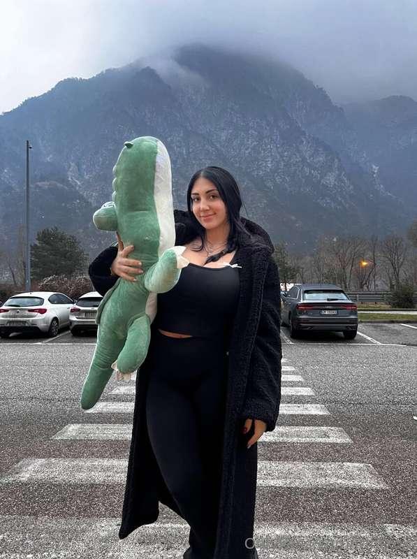 Who needs a prince when you have a dinosaur? 👑